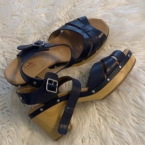 Clarks Women's Navy Sandals size 10W excellent condition see all photos